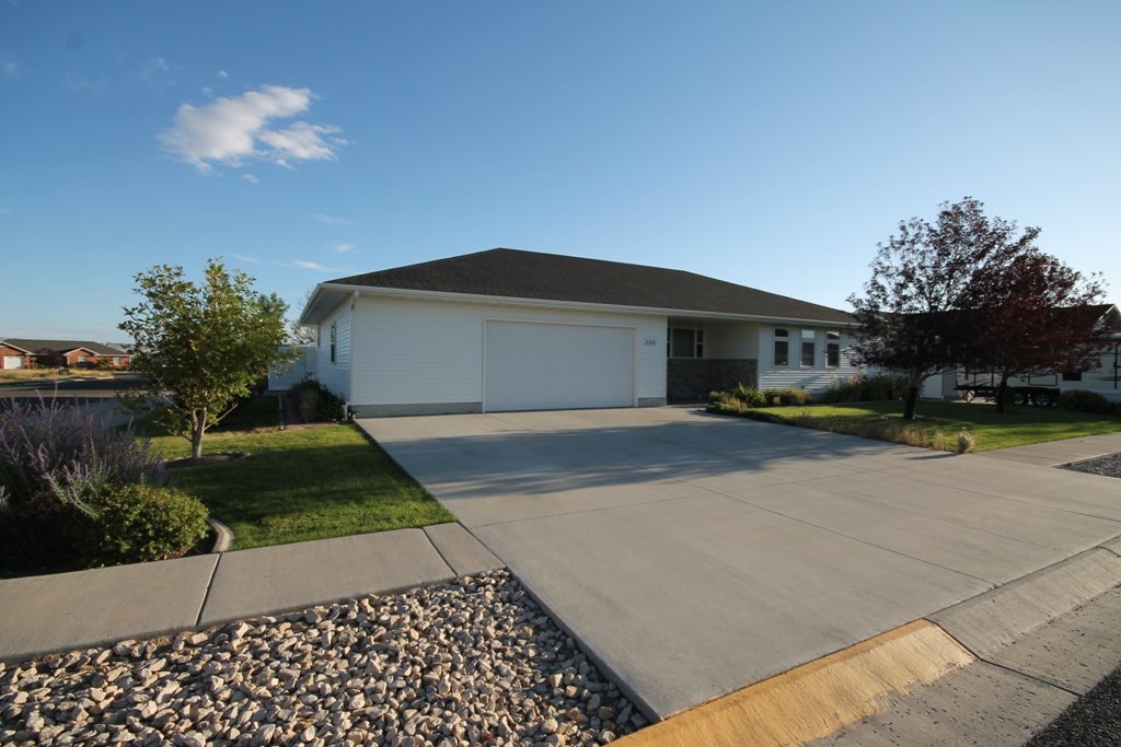 Large 4bed/3bath/2car property image