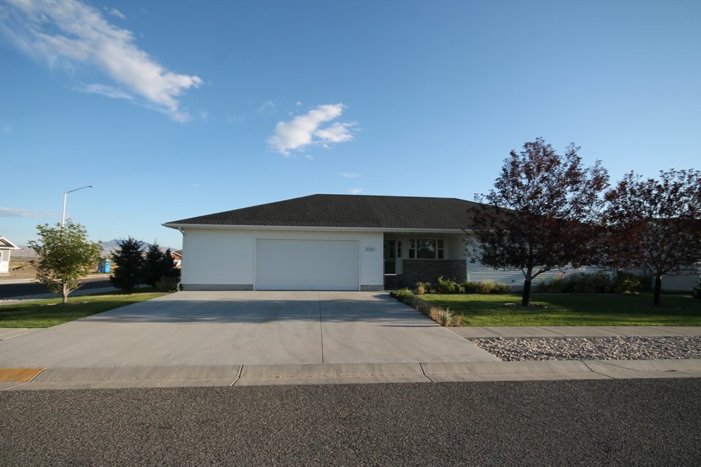 Large 4bed/3bath/2car property image